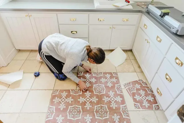 האם אפשר להדביק אריחים על גבי אריחים אחרים?