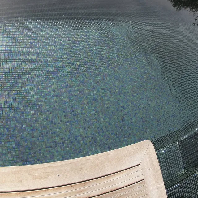 אריח פסיפס זכוכית אירידסנט 2.5×2.5 – Ebano | סדרת IRIDESCENT מבית Ezarri