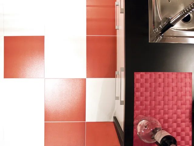 d-color_white_red