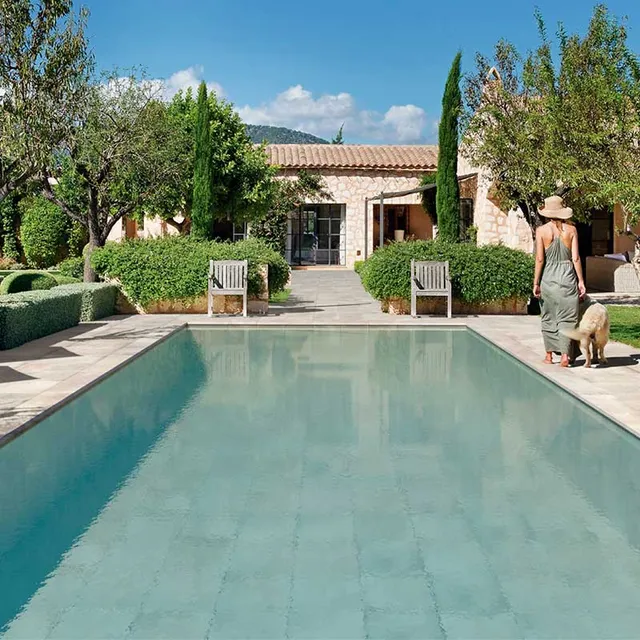 rosa-gres-piscina-privada-cuadrado